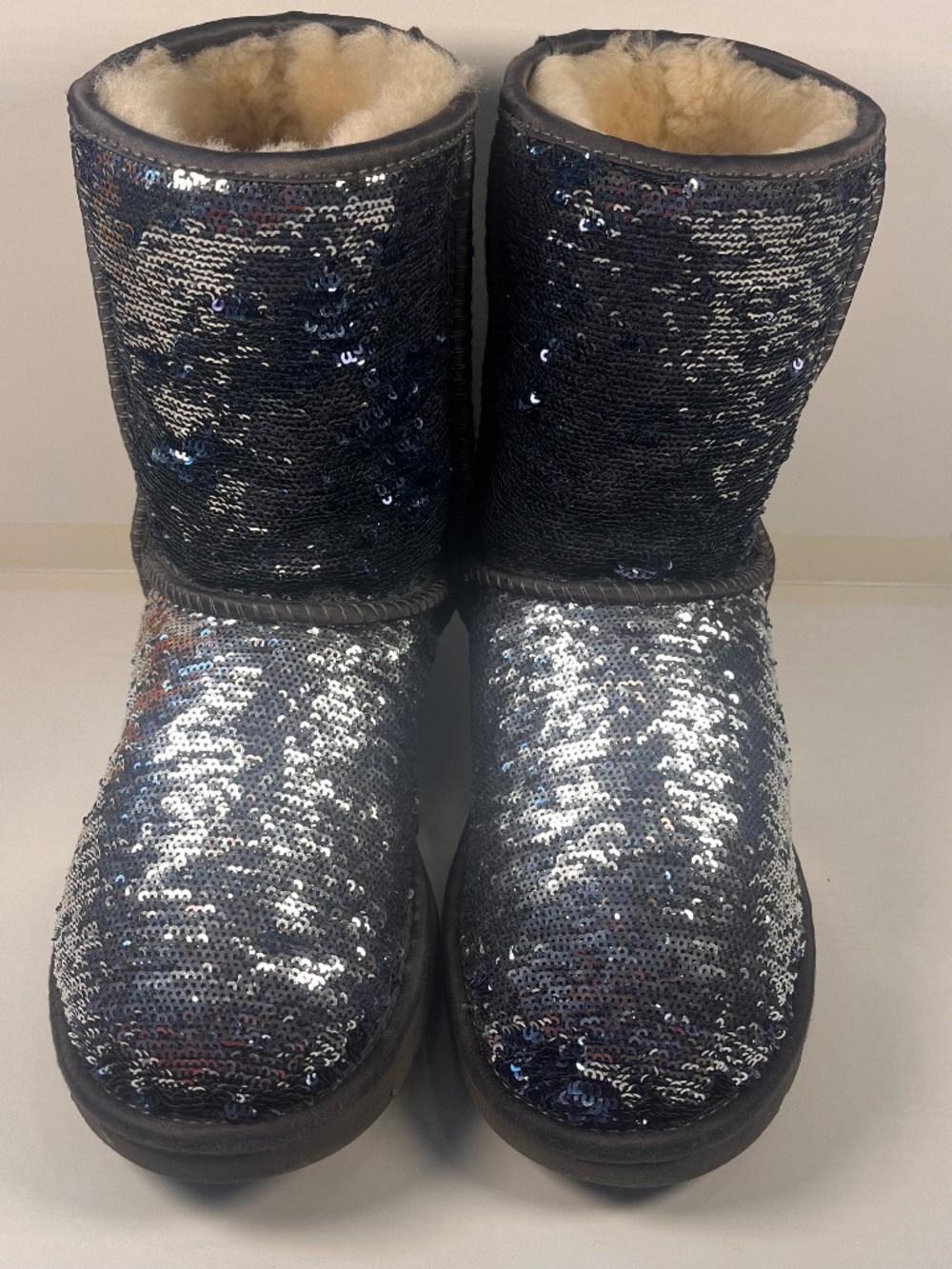Y2K UGG CLASSIC SEQUIN BLACK SPARKLE WOMEN SIZE US 7 LIMITED EDITION 🔥
